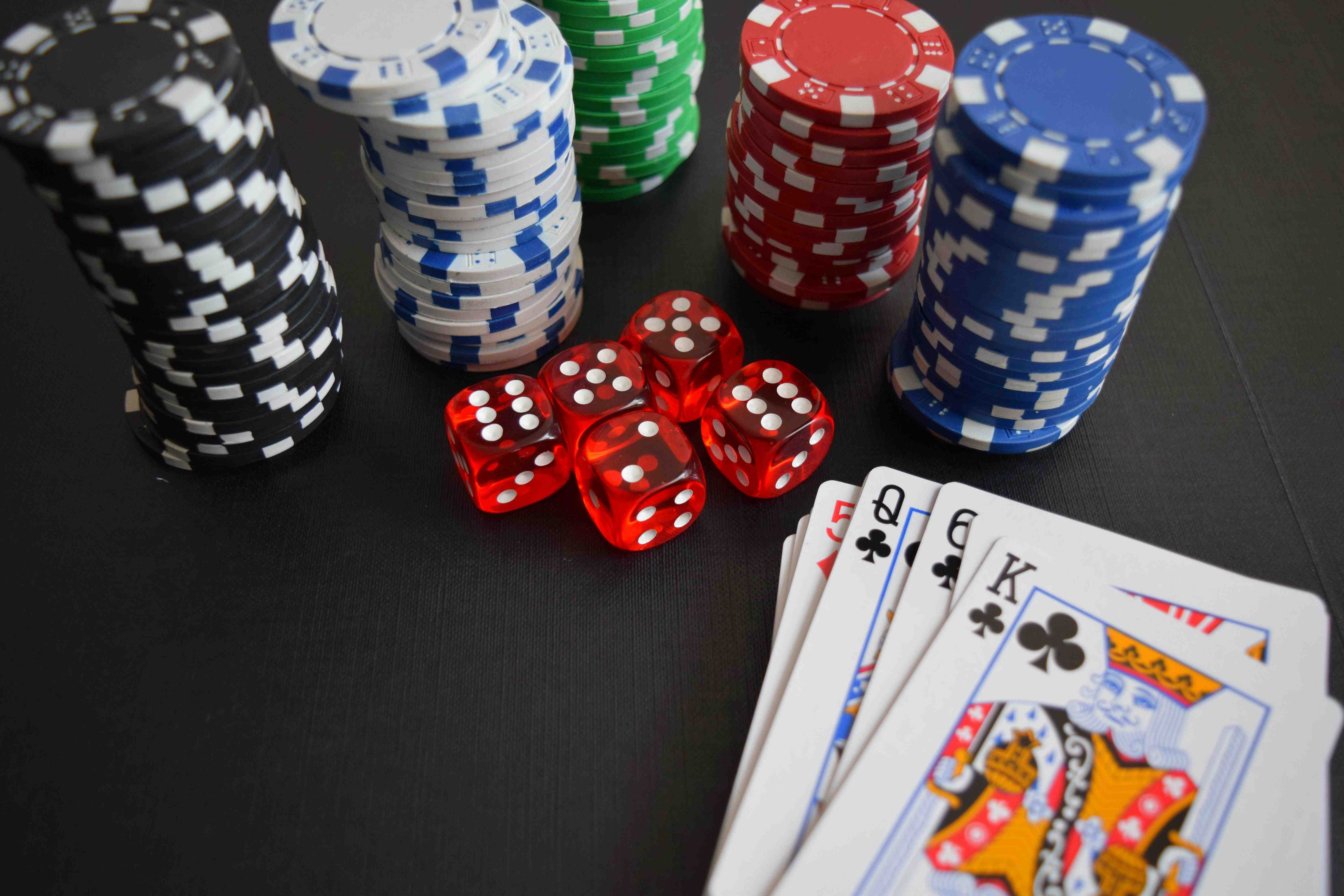 Người dùng Việt Nam theo dõi bóng đá và cá cược online qua điện thoại